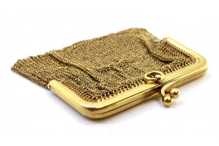 Porta moedas em malha dupla de ouro com arco liso e duas divisórias no interior.